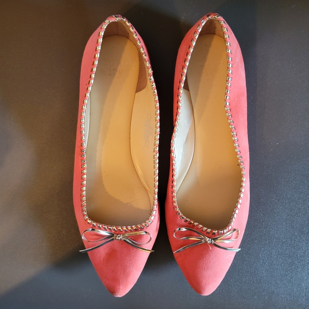Crown & Ivy Coral and Gold Pointed Toe Flats Sz 8.5